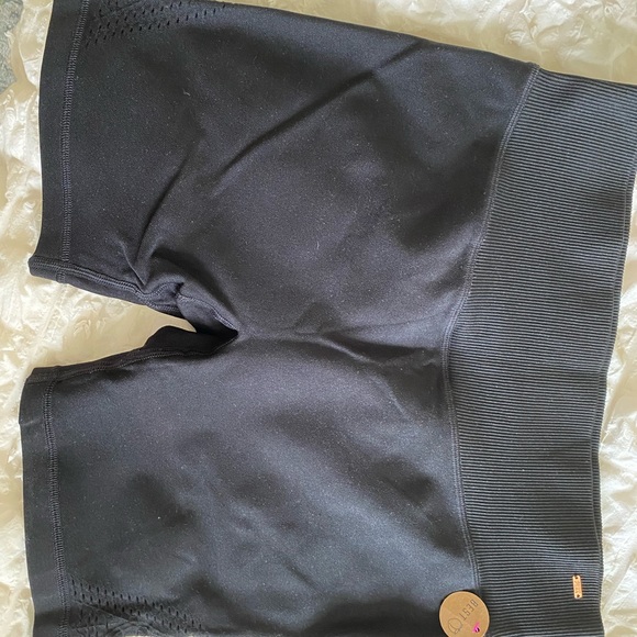 Biker/compression shorts with cut-outs on the side - Picture 3 of 3